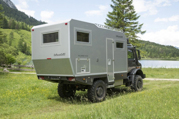 Грузовик Mercedes-Benz Unimog